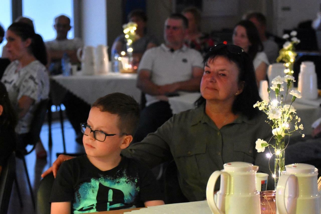 grupa artystów wykonawców koncertu z okazji dnia matki