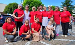 grupa gospodyń w czerwonych koszulkach