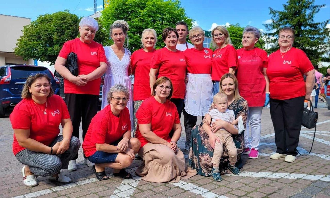 grupa ludzi bawiaca się na festynie w zblewie