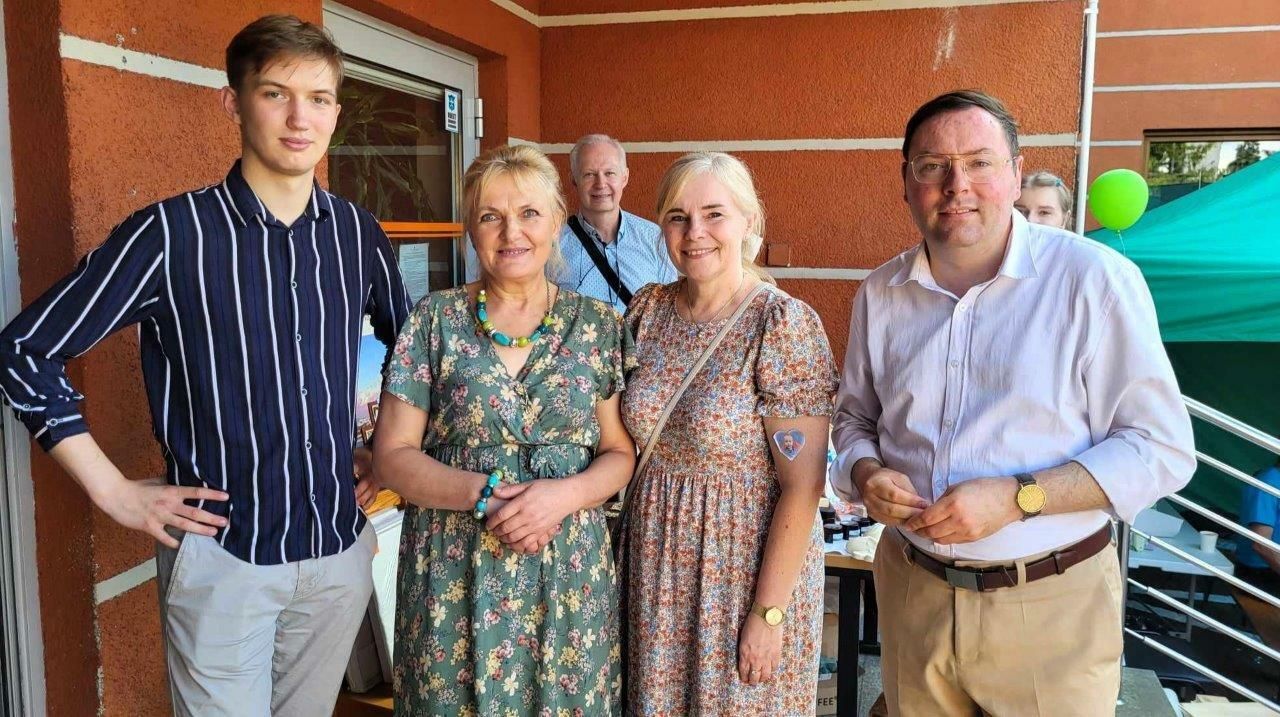 grupa ludzi bawiaca się na festynie w zblewie