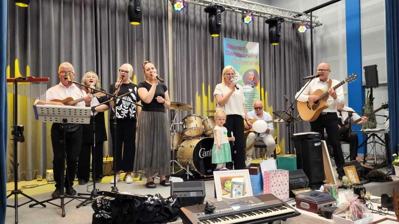 grupa ludzi bawiaca się na festynie w zblewie