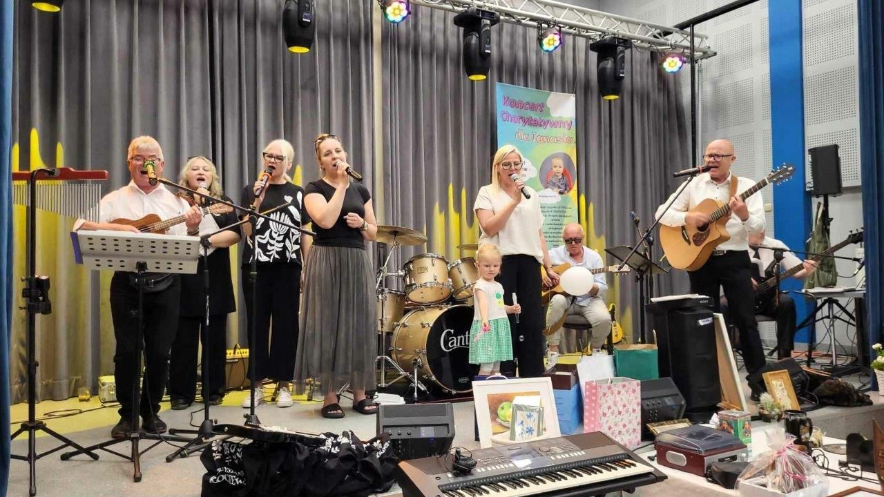 grupa ludzi bawiaca się na festynie w zblewie