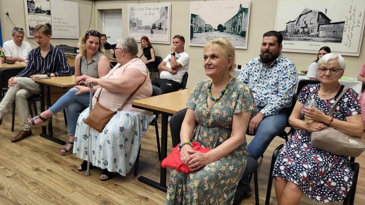 grupa ludzi bawiaca się na festynie w zblewie
