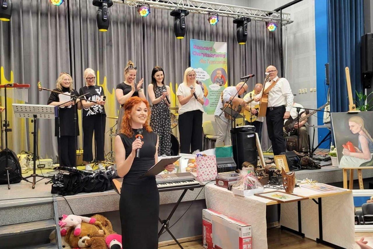 grupa ludzi bawiących się na festynie dla ignasia w zblewie