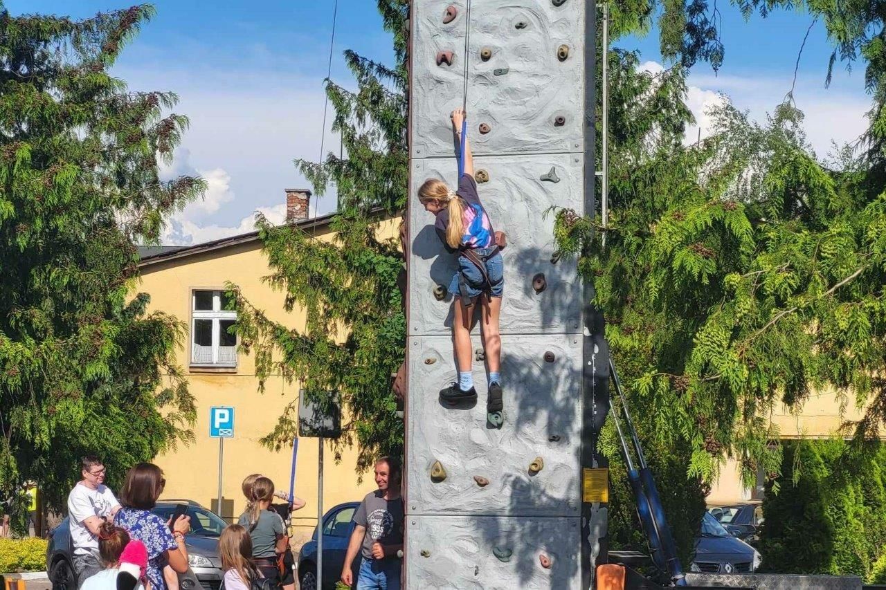 grupa ludzi bawiących się na festynie dla ignasia w zblewie