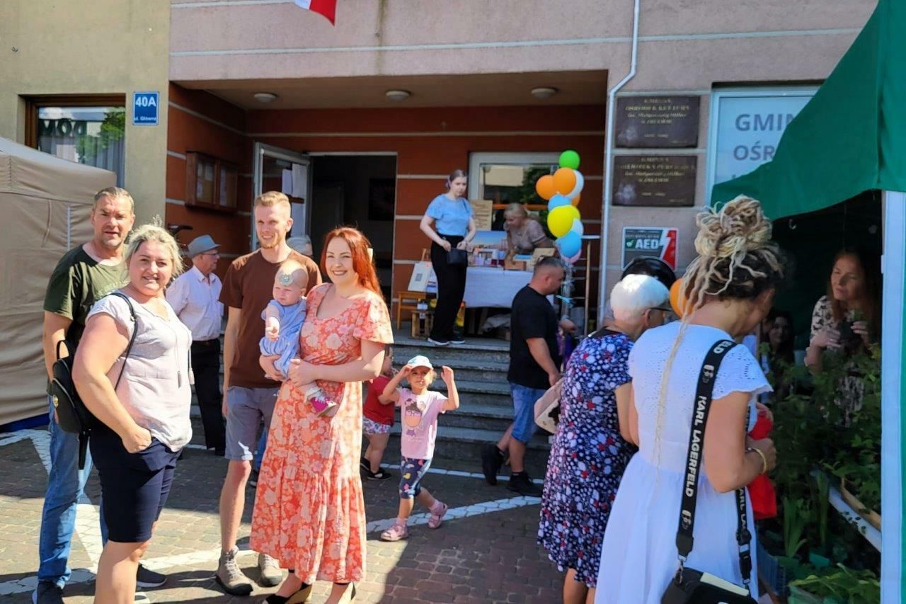 grupa ludzi bawiących się na festynie dla ignasia w zblewie