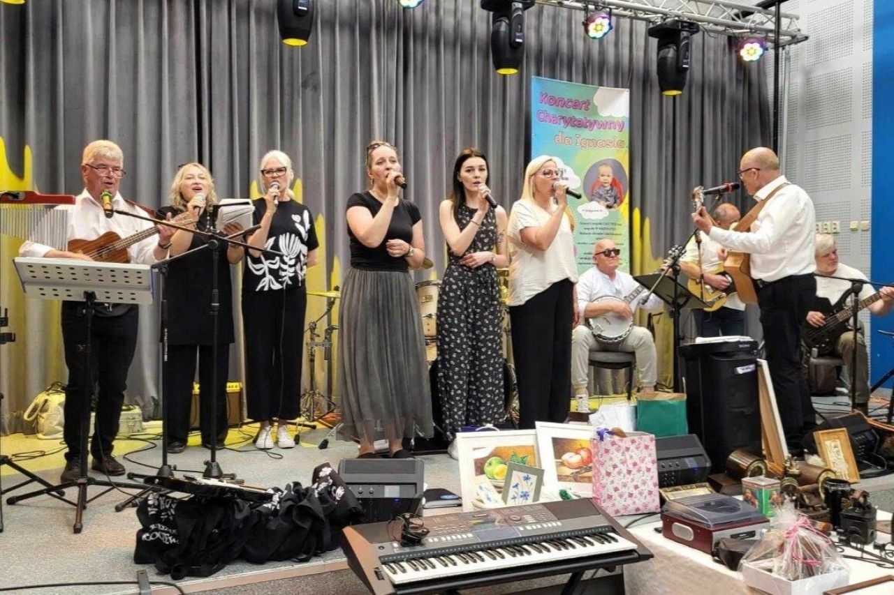 grupa ludzi bawiących się na festynie dla ignasia w zblewie