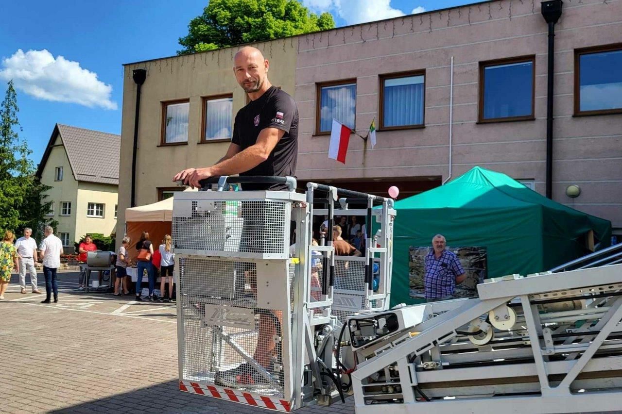 grupa ludzi bawiących się na festynie dla ignasia w zblewie