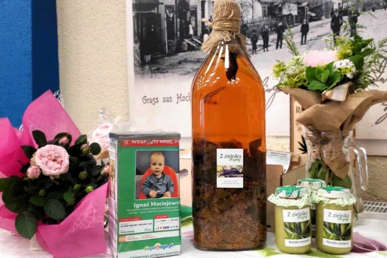 grupa ludzi bawiących się na festynie dla ignasia w zblewie