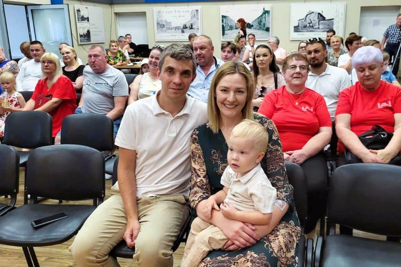 grupa ludzi bawiących się na festynie dla ignasia w zblewie