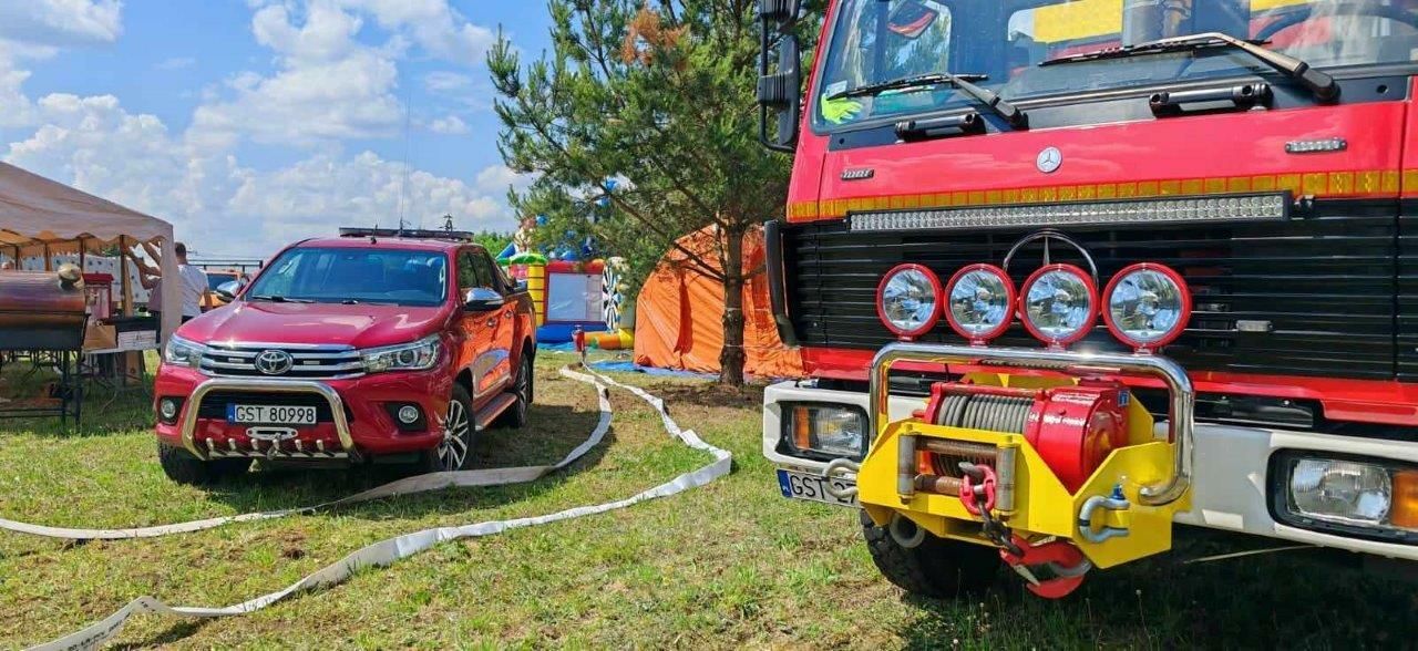 uczestnicy bawiący się na festynie w zblewie
