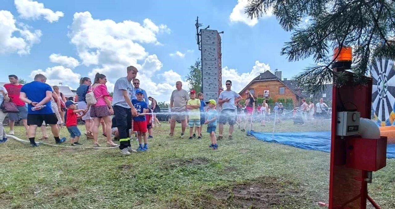 uczestnicy bawiący się na festynie w zblewie