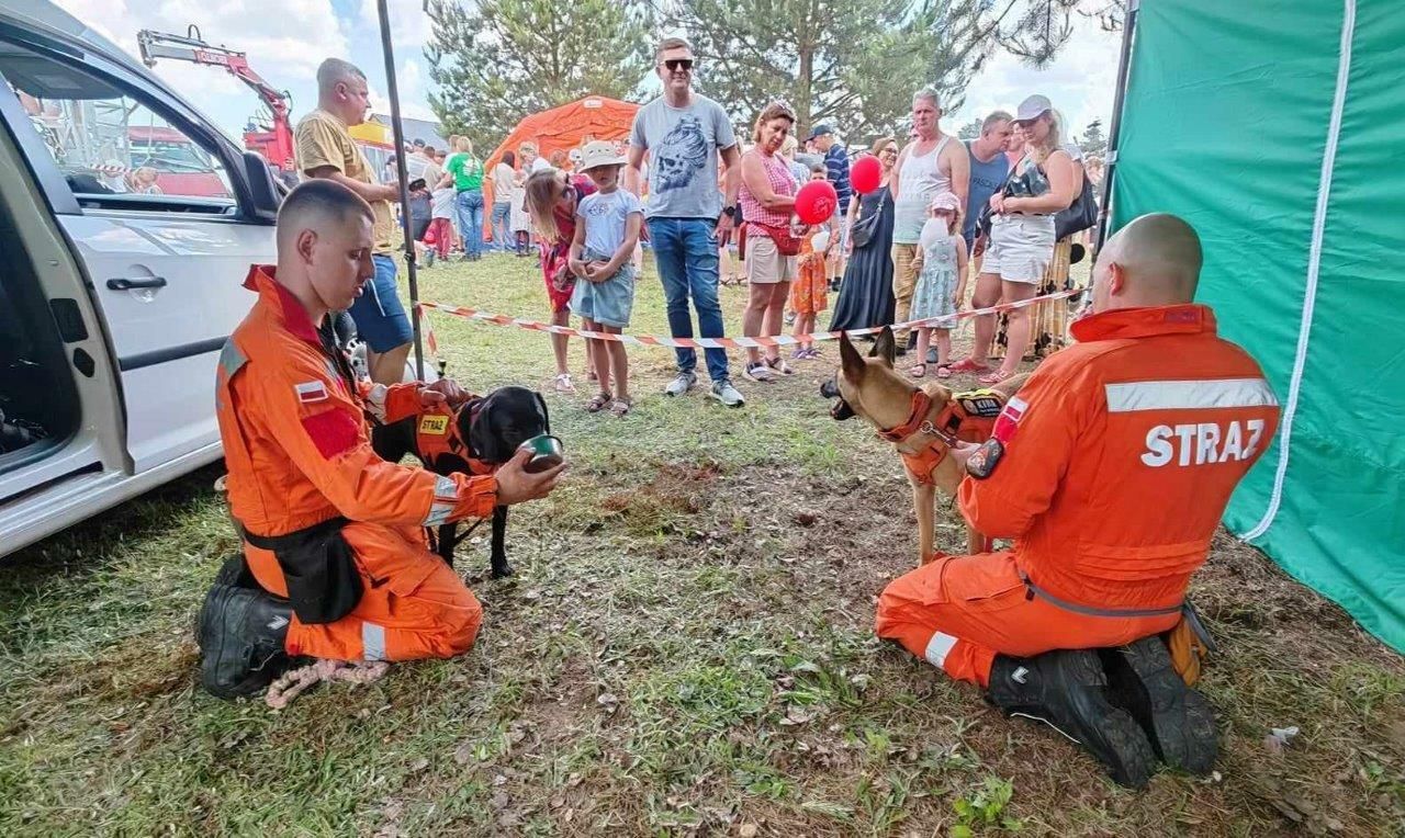 uczestnicy bawiący się na festynie w zblewie