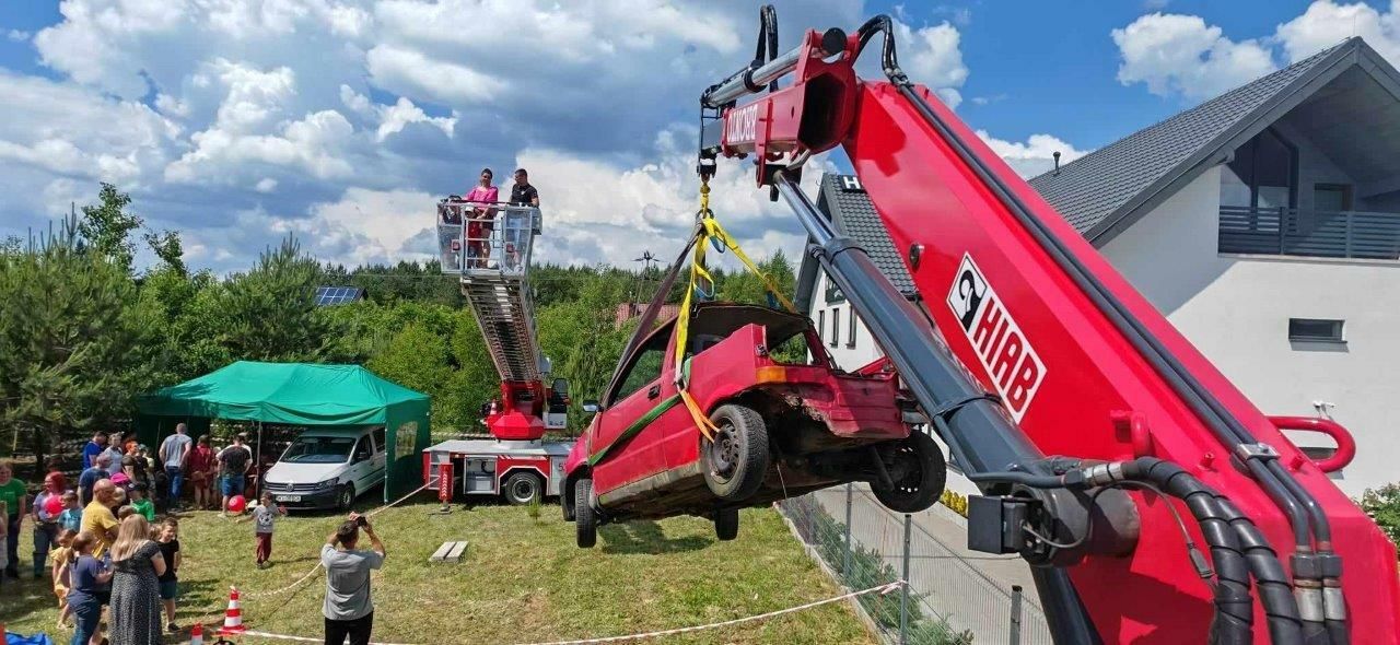 uczestnicy bawiący się na festynie w zblewie