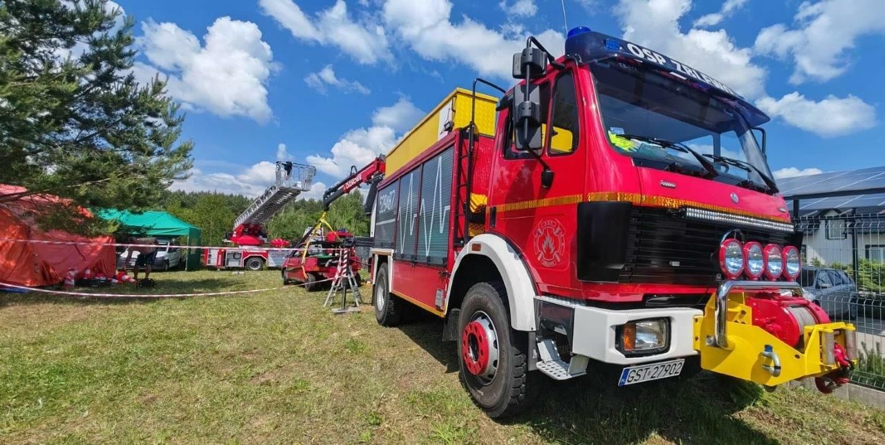 uczestnicy bawiący się na festynie w zblewie