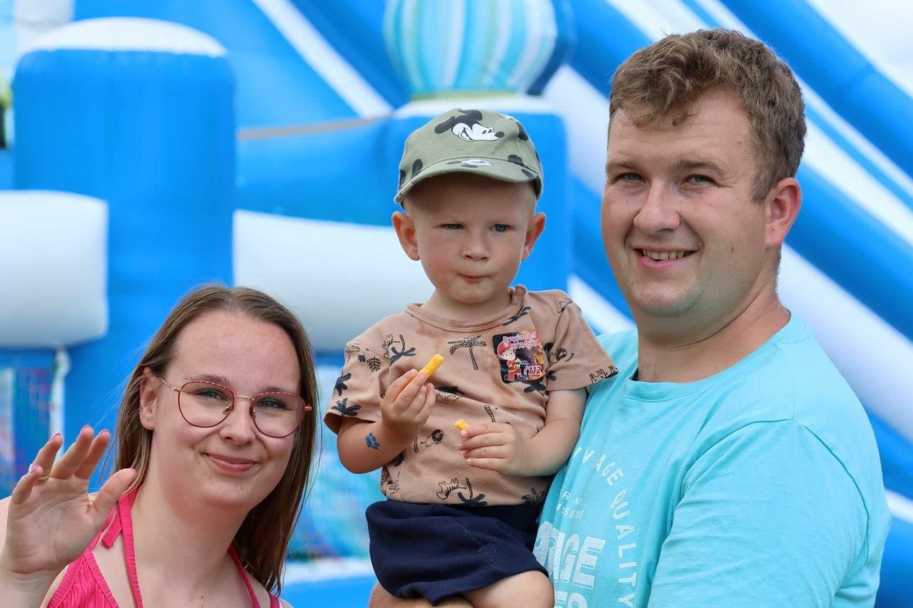 uczestnicy bawiący się na festynie w zblewie