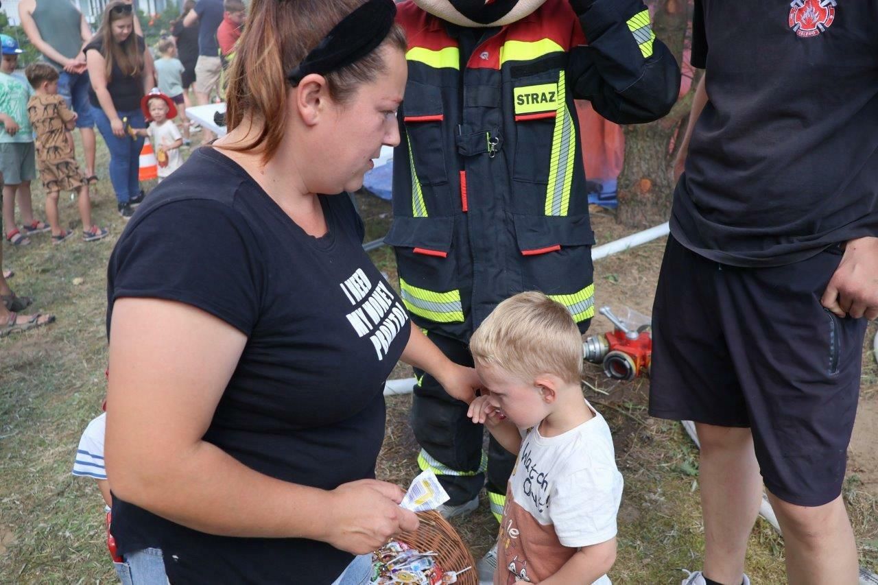 uczestnicy bawiący się na festynie w zblewie