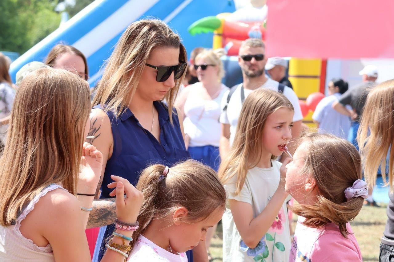 uczestnicy bawiący się na festynie w zblewie