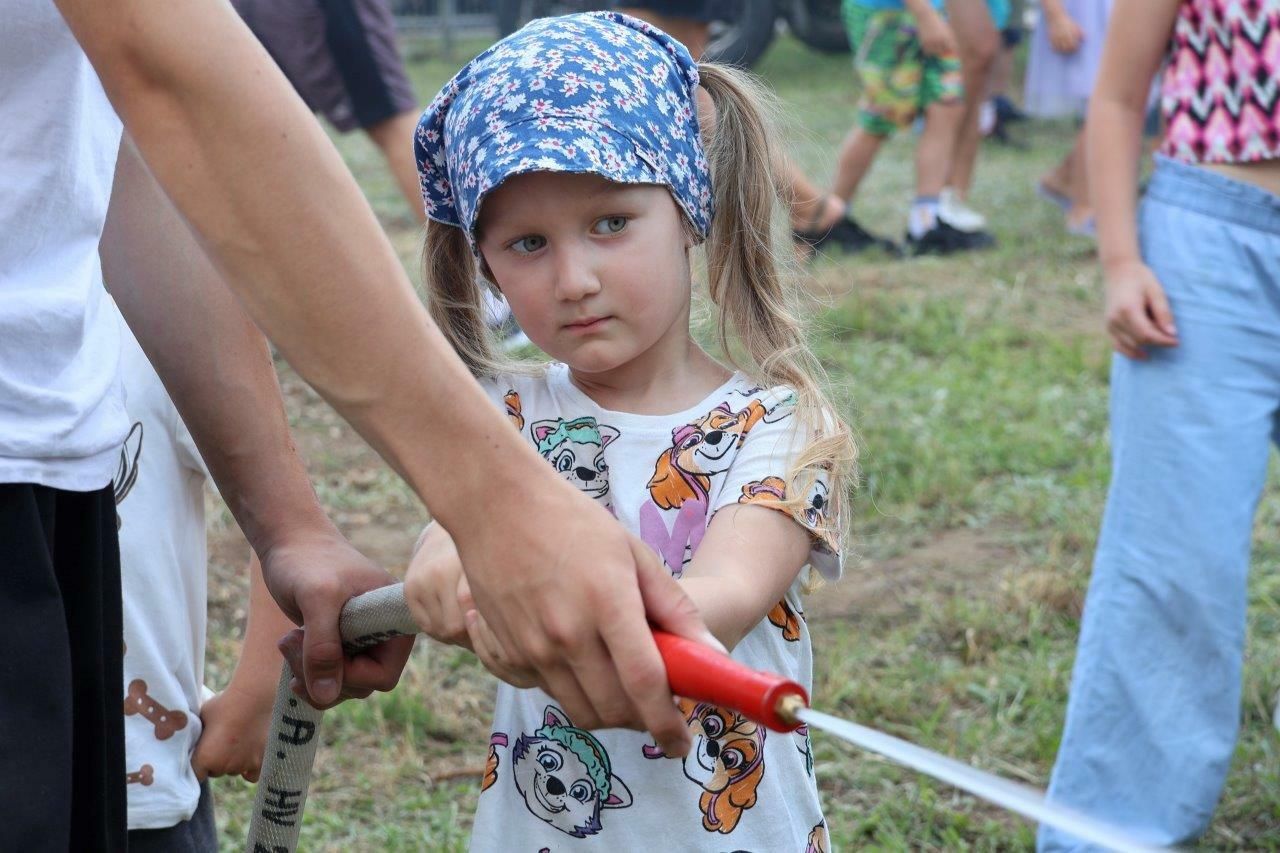 uczestnicy bawiący się na festynie w zblewie