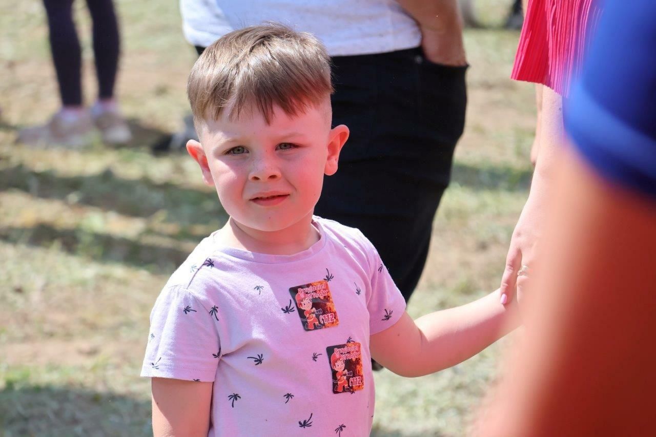 uczestnicy bawiący się na festynie w zblewie