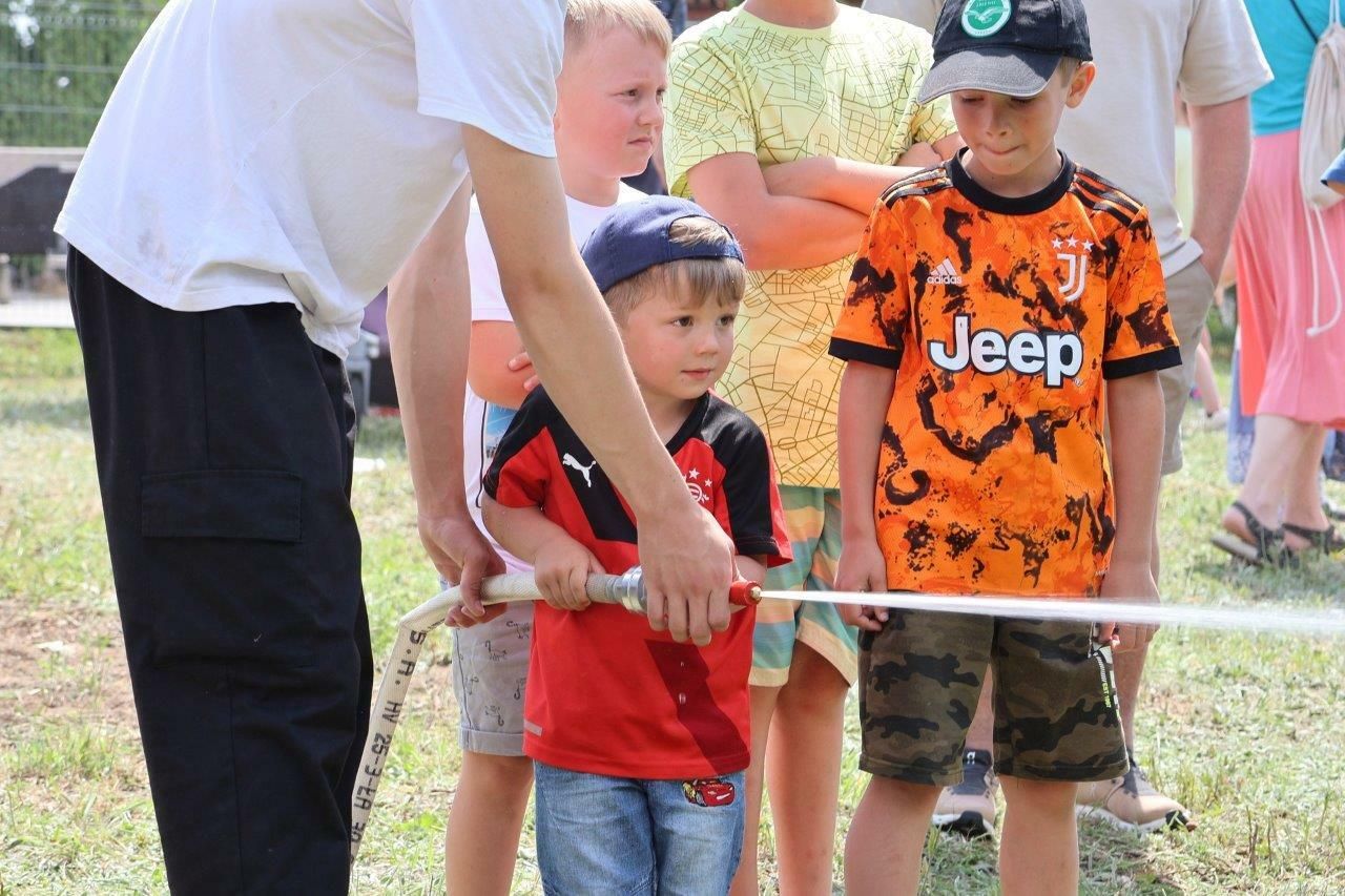 uczestnicy bawiący się na festynie w zblewie