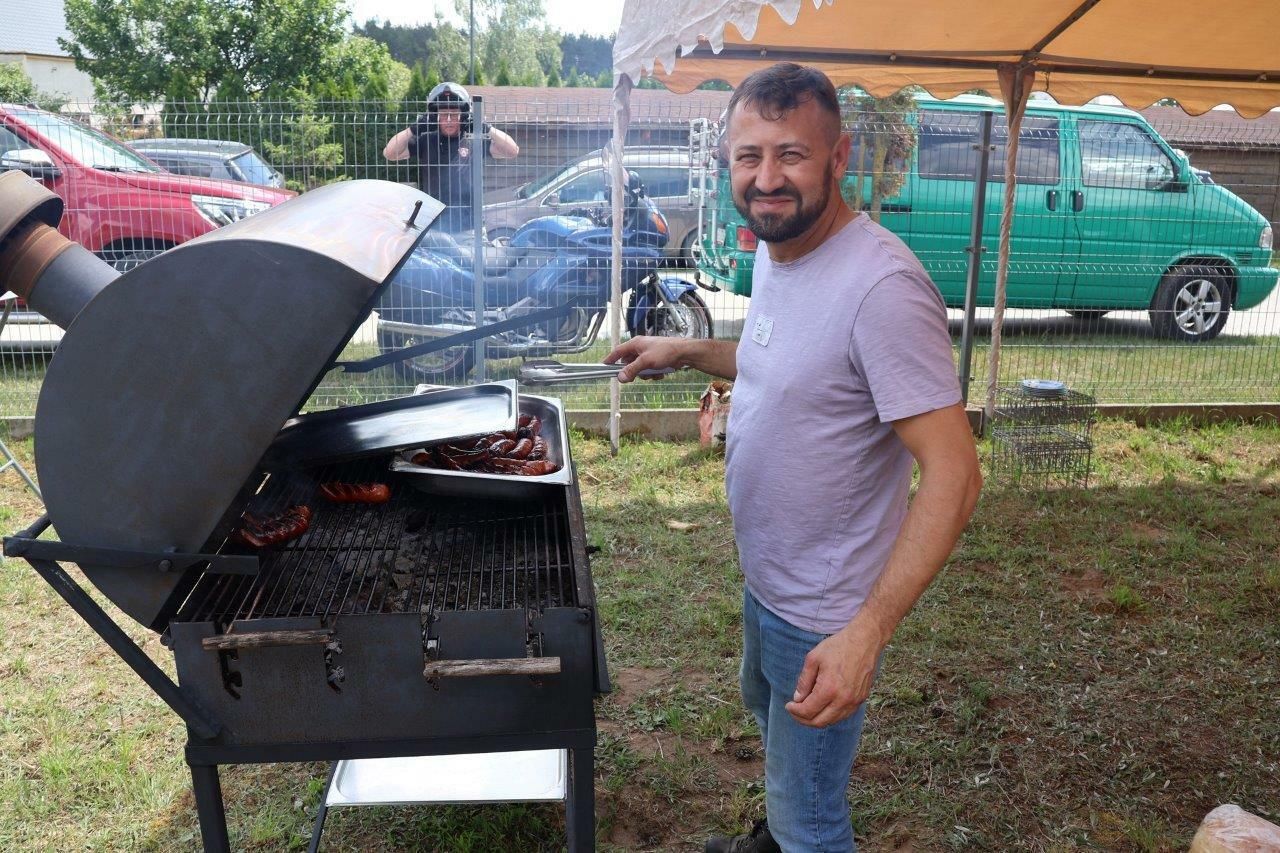 uczestnicy bawiący się na festynie w zblewie