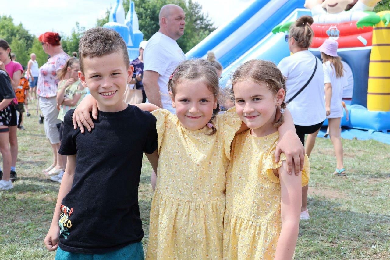 uczestnicy bawiący się na festynie w zblewie