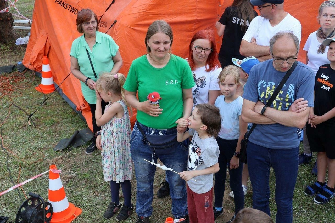 uczestnicy bawiący się na festynie w zblewie