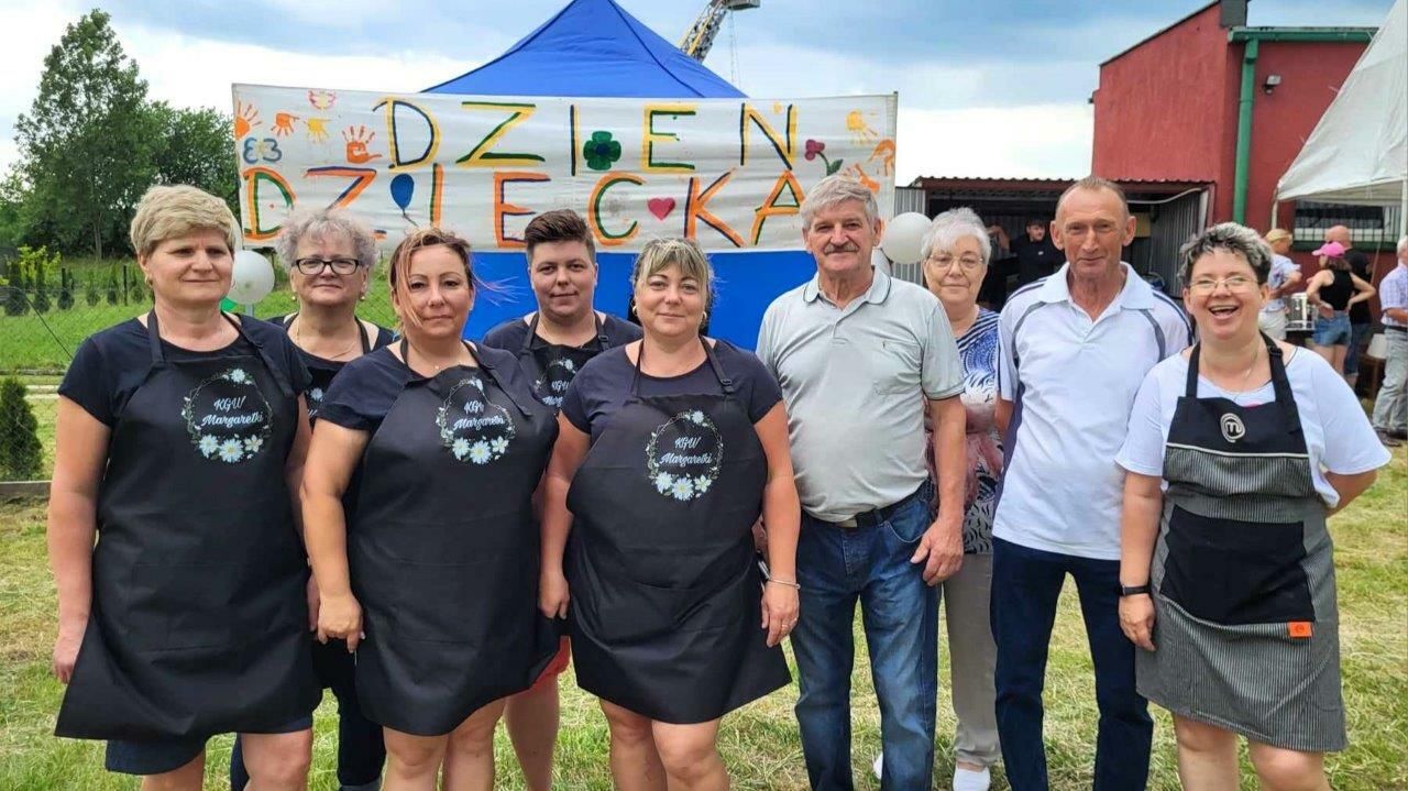 uczestnicy bawiący sie na festynie z okazji dnia dziecka w piesienicy