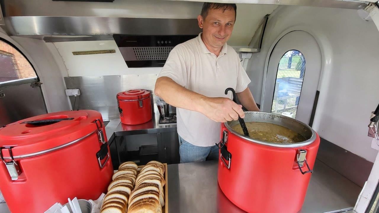 uczestnicy bawiący sie na festynie z okazji dnia dziecka w piesienicy