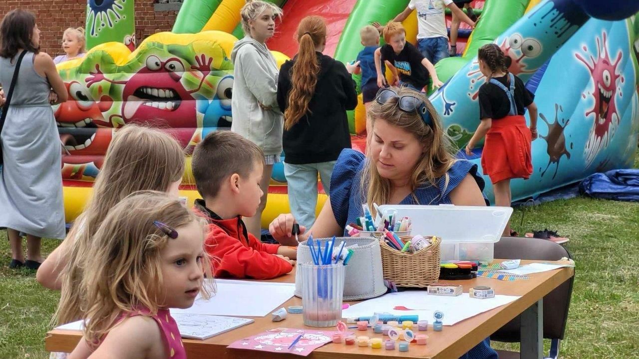 uczestnicy bawiący sie na festynie z okazji dnia dziecka w piesienicy