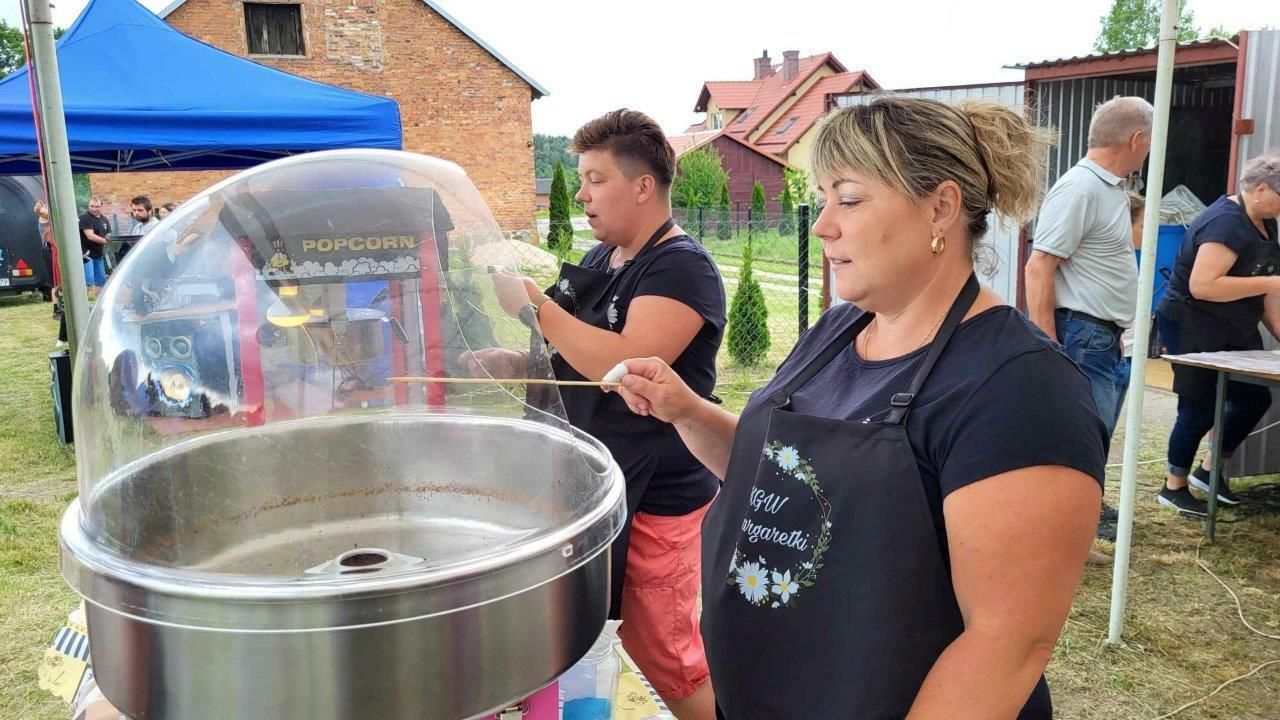 uczestnicy bawiący sie na festynie z okazji dnia dziecka w piesienicy