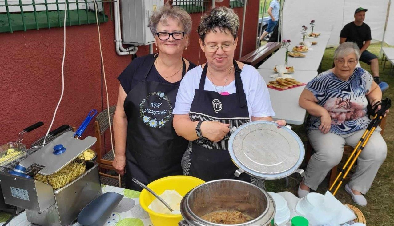 uczestnicy bawiący sie na festynie z okazji dnia dziecka w piesienicy