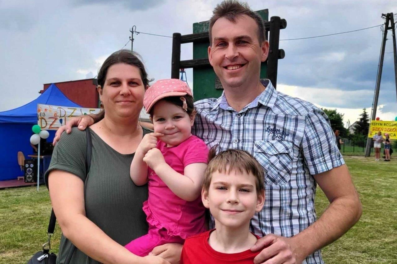 uczestnicy bawiący sie na festynie z okazji dnia dziecka w piesienicy