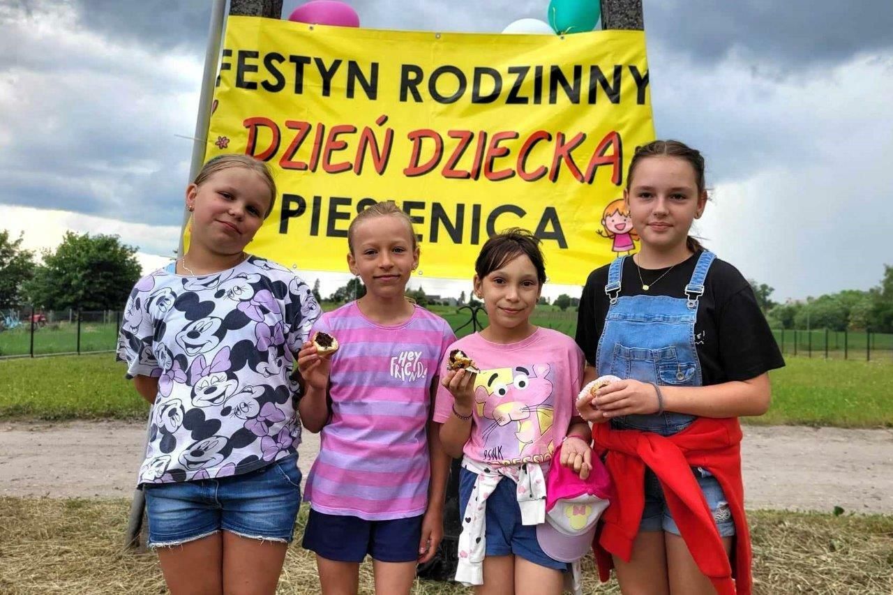 uczestnicy bawiący sie na festynie z okazji dnia dziecka w piesienicy