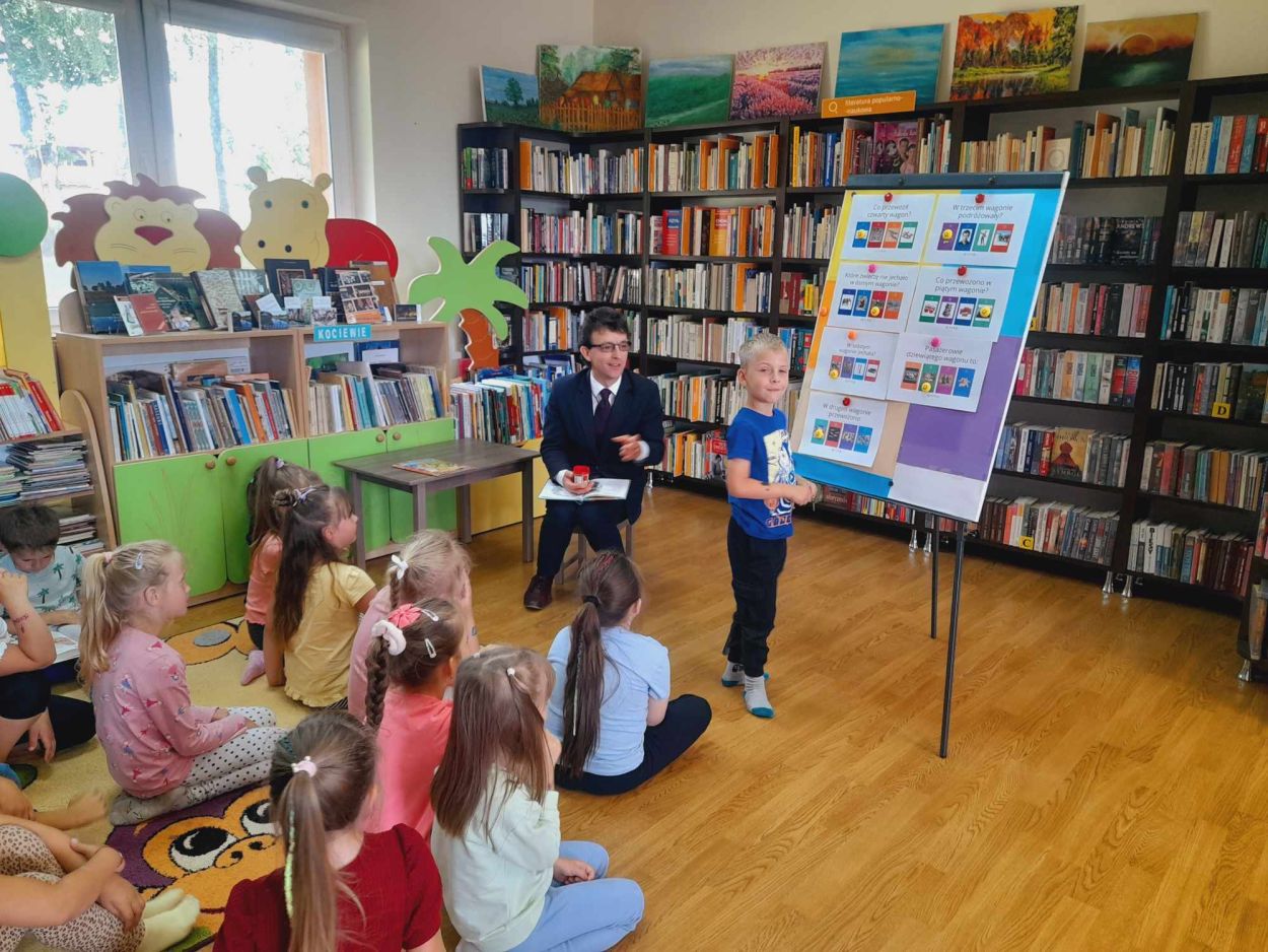 uczestnicy akcji czytania bajek dzieciom