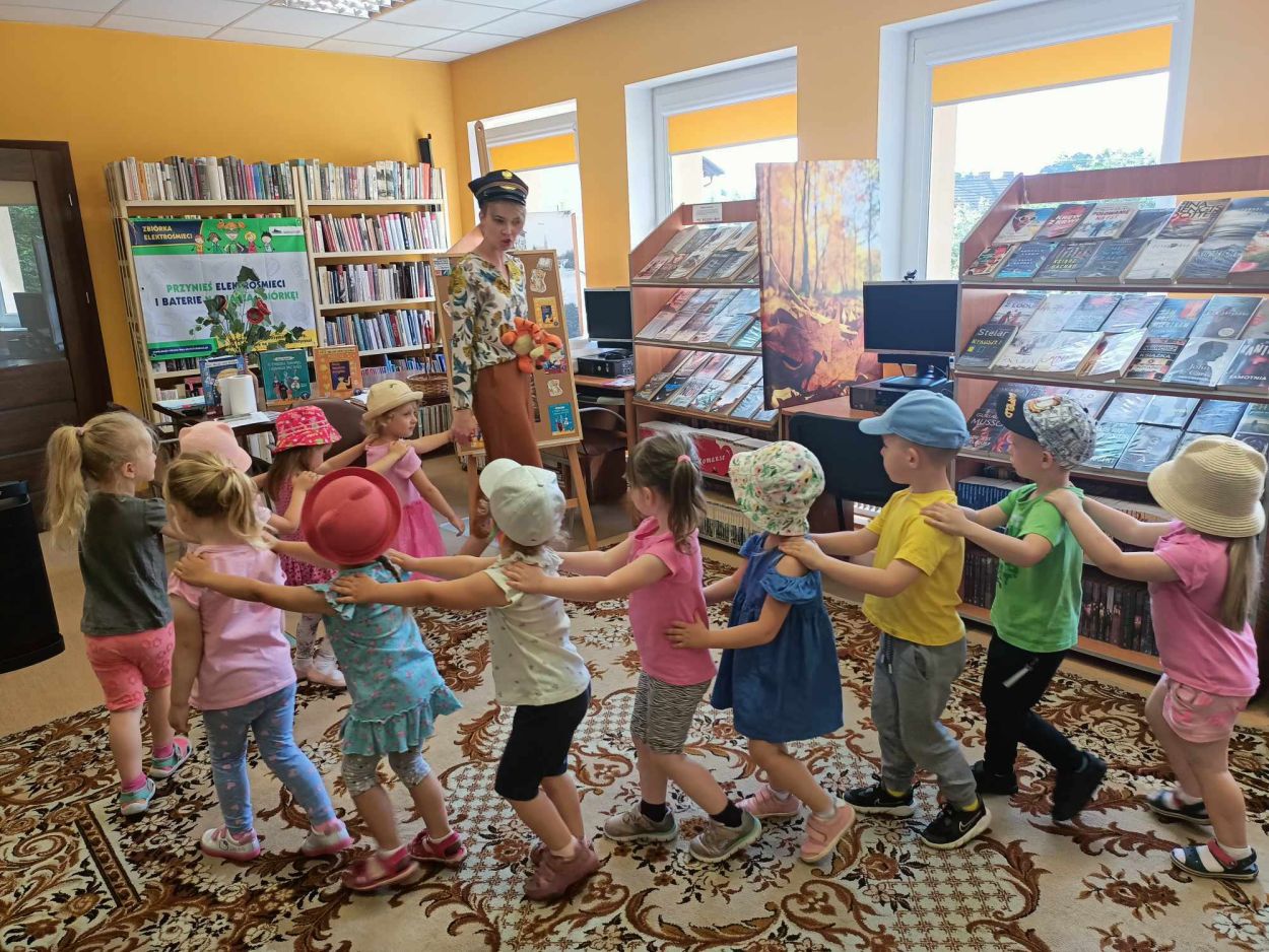 uczestnicy akcji czytania bajek dzieciom