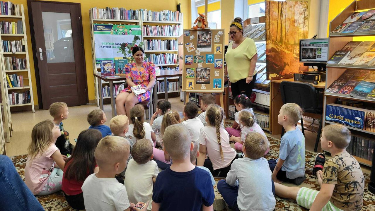 uczestnicy akcji czytania bajek dzieciom
