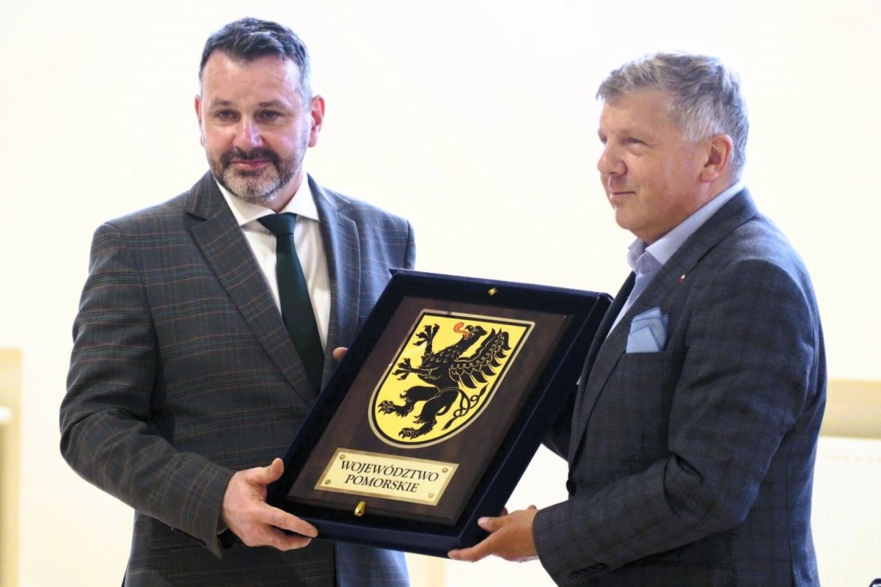 uczestnicy uroczystości dnia patrona w bytońskiej szkole