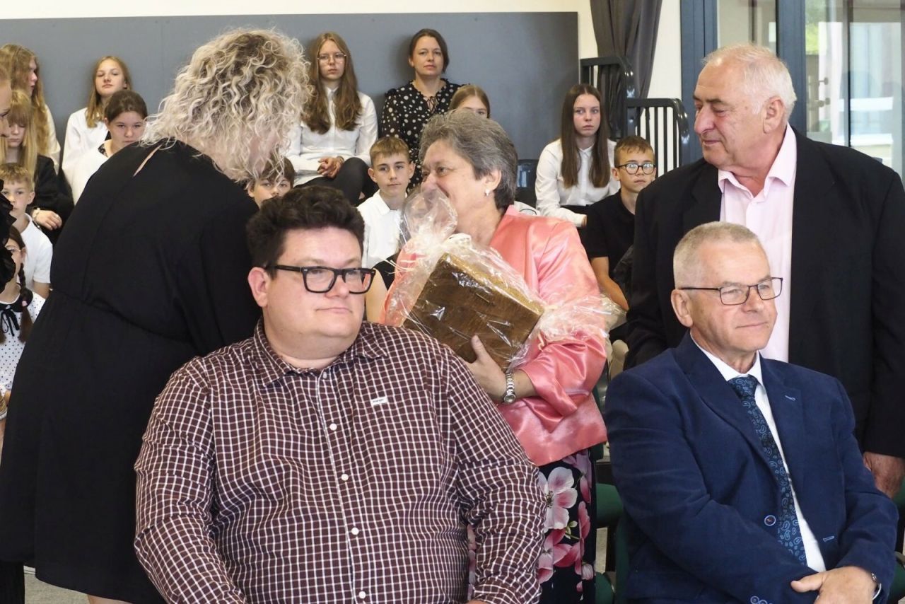 uczestnicy uroczystości dnia patrona w bytońskiej szkole