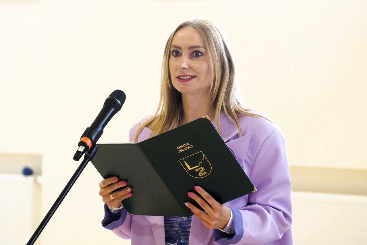 uczestnicy uroczystości dnia patrona w bytońskiej szkole