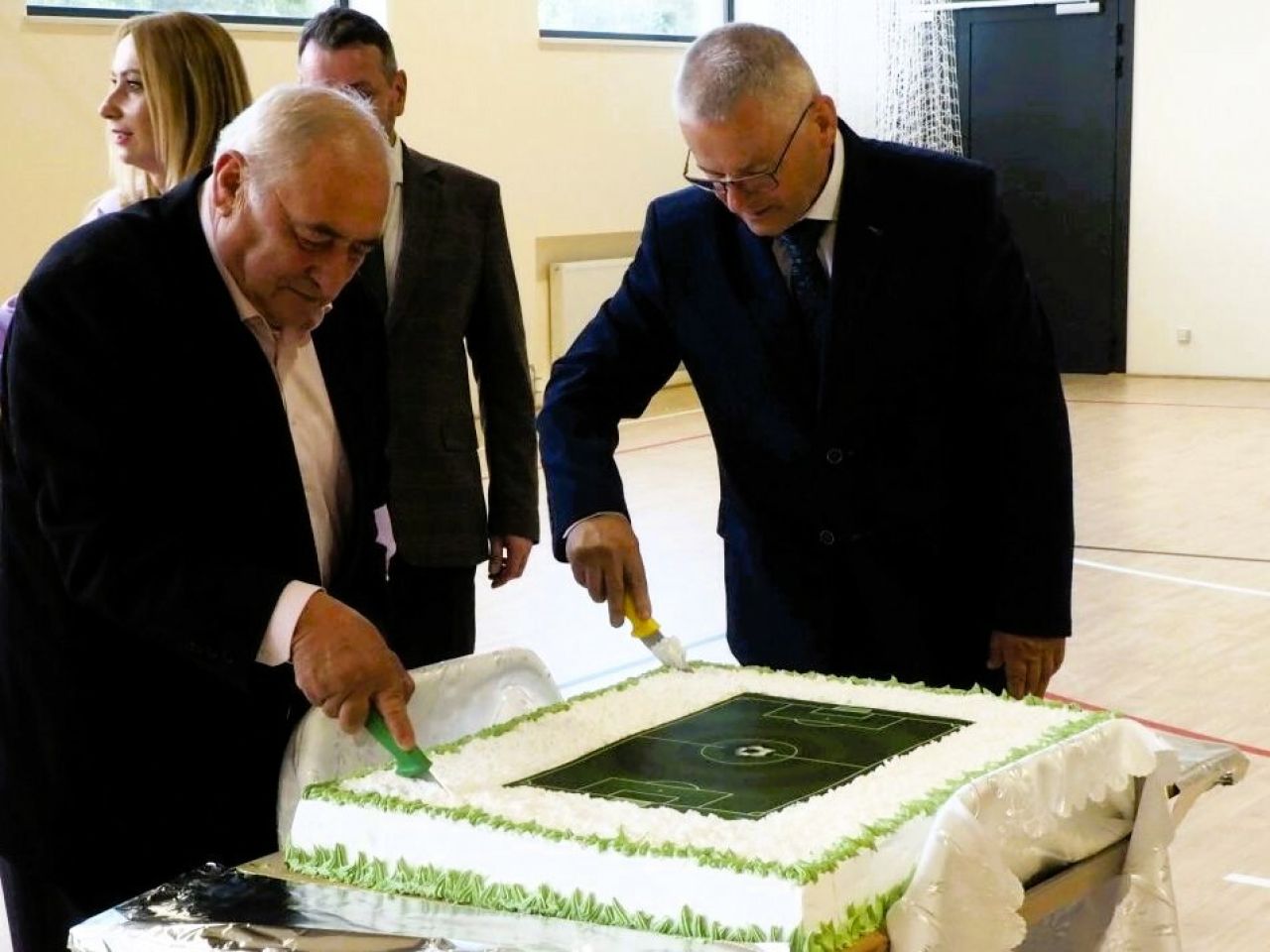 uczestnicy uroczystości dnia patrona w bytońskiej szkole