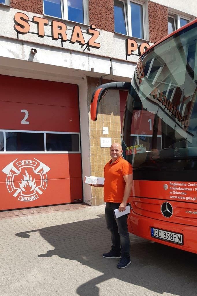 krwiodawcy przed krwiobusem podczas zbiórki krwi