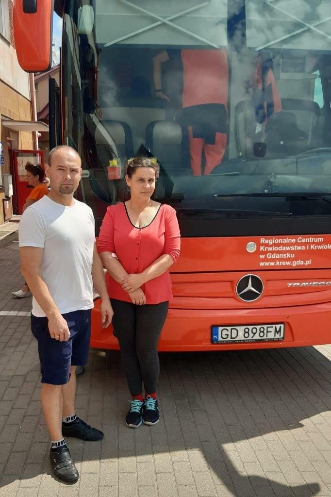 krwiodawcy przed krwiobusem podczas zbiórki krwi