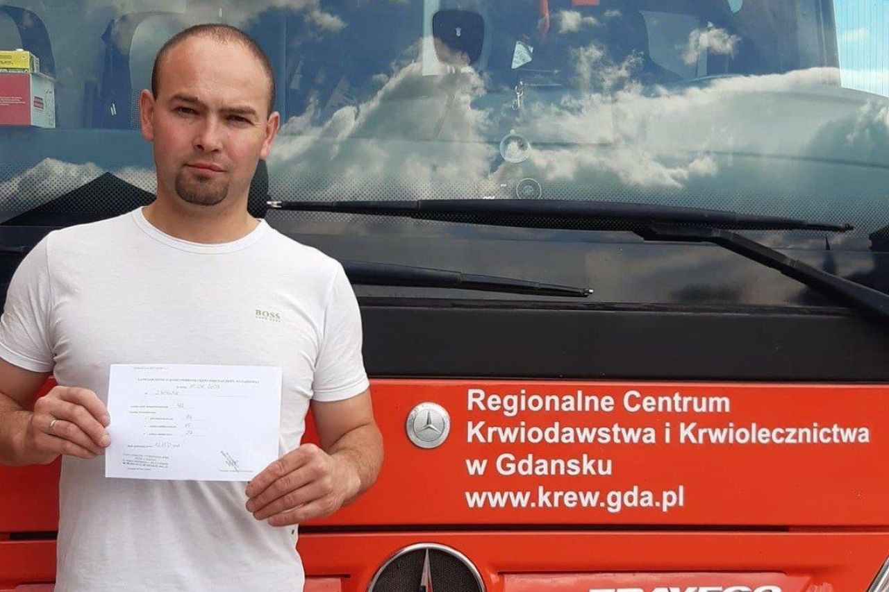 krwiodawcy przed krwiobusem podczas zbiórki krwi