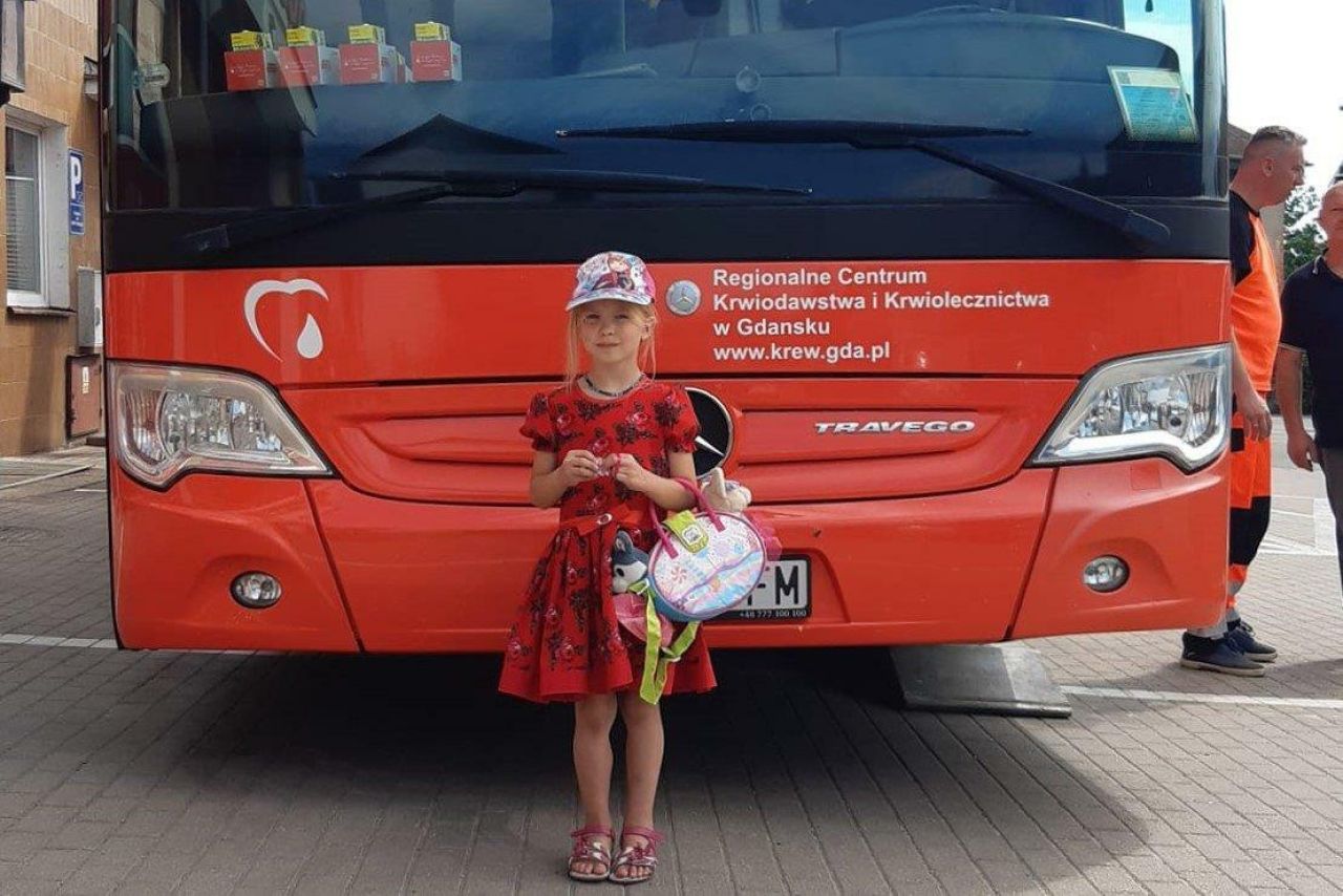 krwiodawcy przed krwiobusem podczas zbiórki krwi