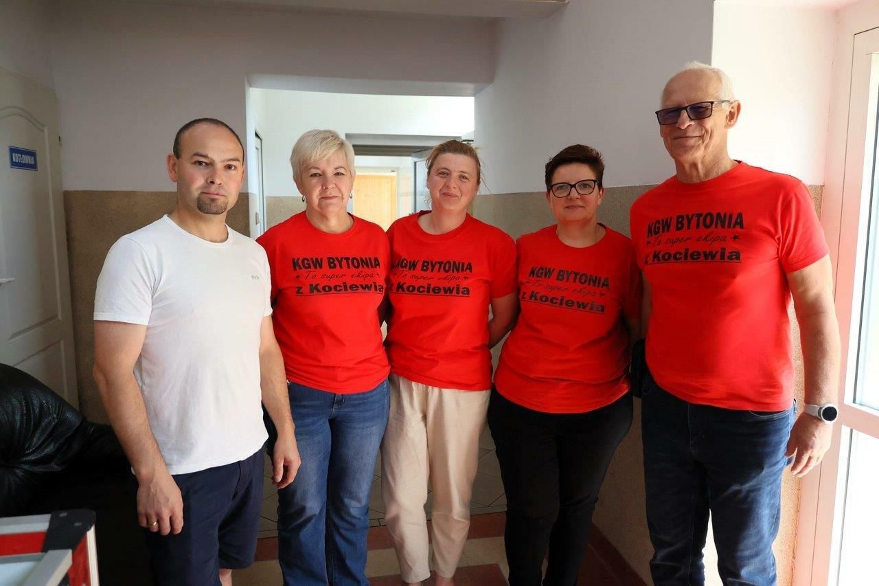 krwiodawcy przed krwiobusem podczas zbiórki krwi