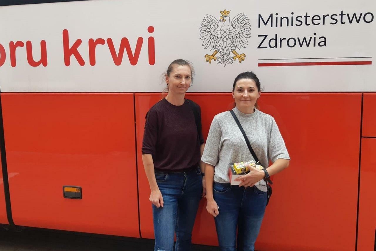 krwiodawcy przed krwiobusem podczas zbiórki krwi