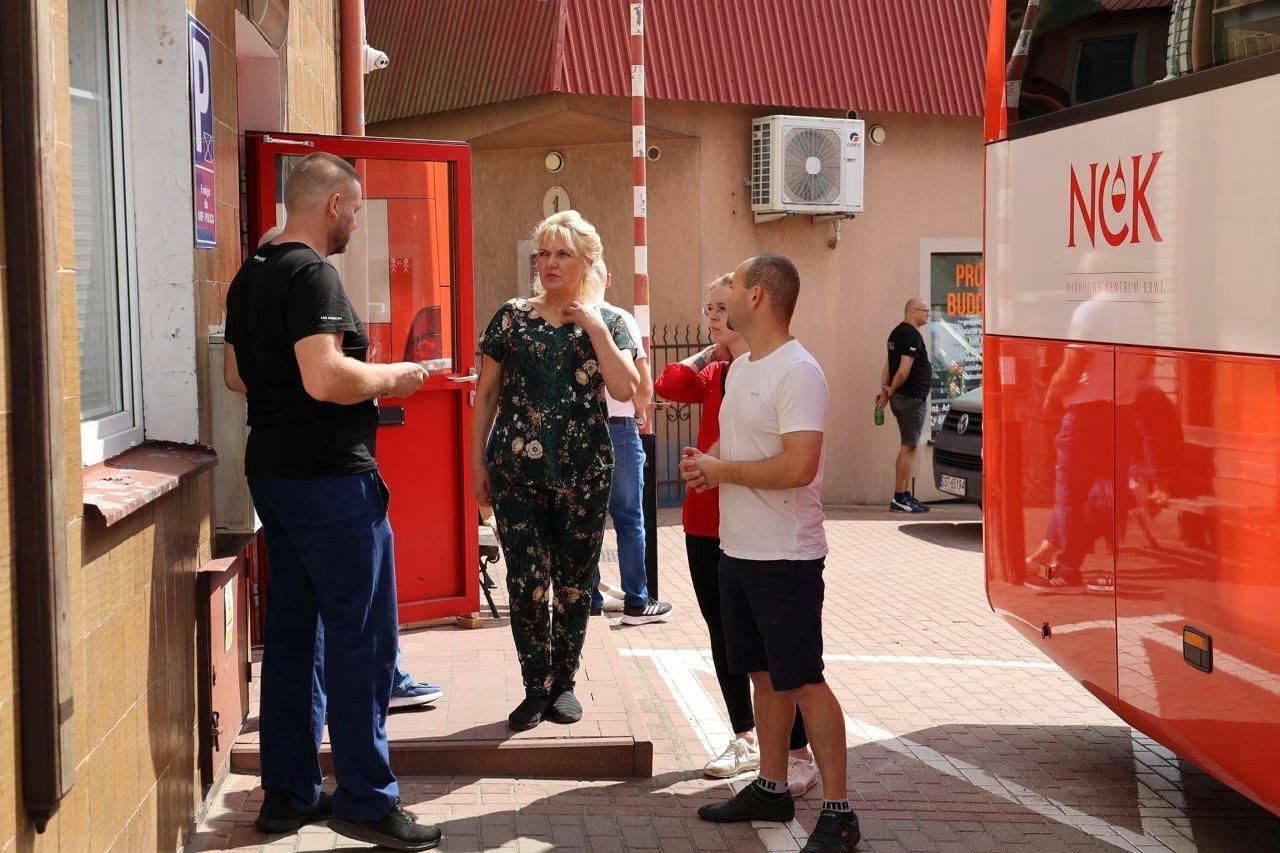 krwiodawcy przed krwiobusem podczas zbiórki krwi