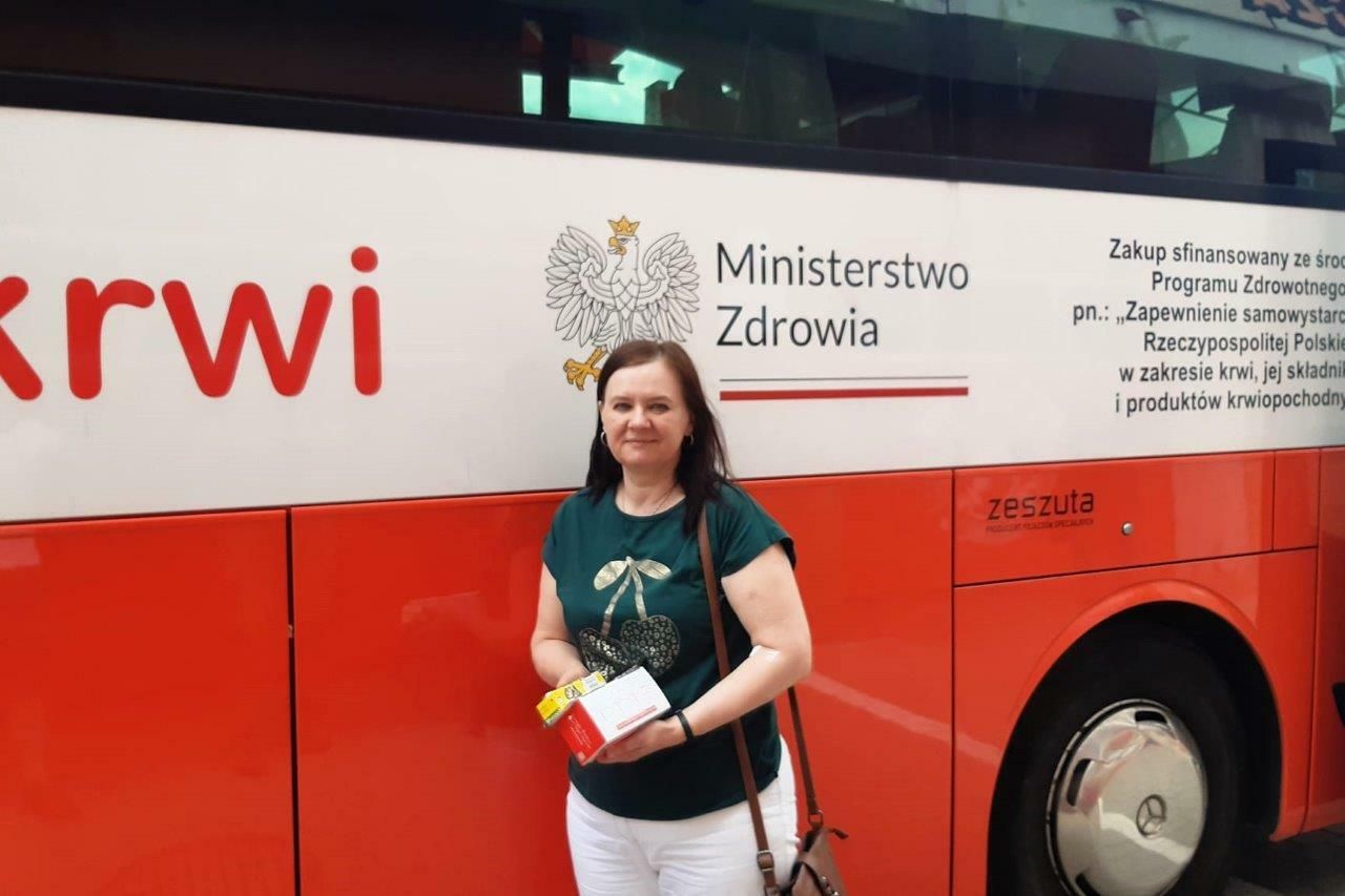 krwiodawcy przed krwiobusem podczas zbiórki krwi